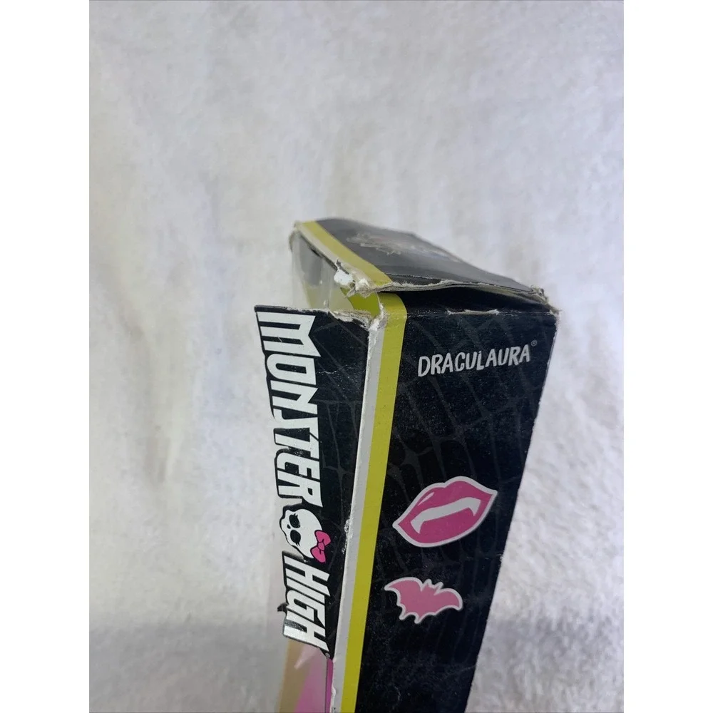 NEW! Monster High Draculaura -Daughter of‎ Dracula- Doll 2015 Box Damage